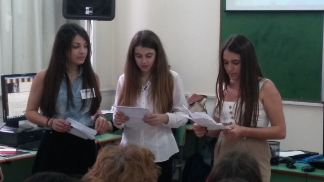 Οι μαθήτριες Άννα Κανελλοπούλου, Ιωάννα Καρτάλη και Χάρις Λουράντου παρουσιάζουν το ιστολόγιο "Ο δικός μας Καβάφης"