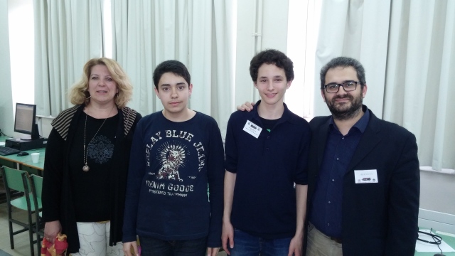 Οι μαθητές Ντίνος Αθανασιάδης και Άρης Αναστασιάδης, υπεύθυνοι για την τεχνική υποστήριξη, με τους καθηγητές Αγγέλα Μεταλληνού και Μιχάλη Καπετανή, υπεύθυνους του ιστολογίου